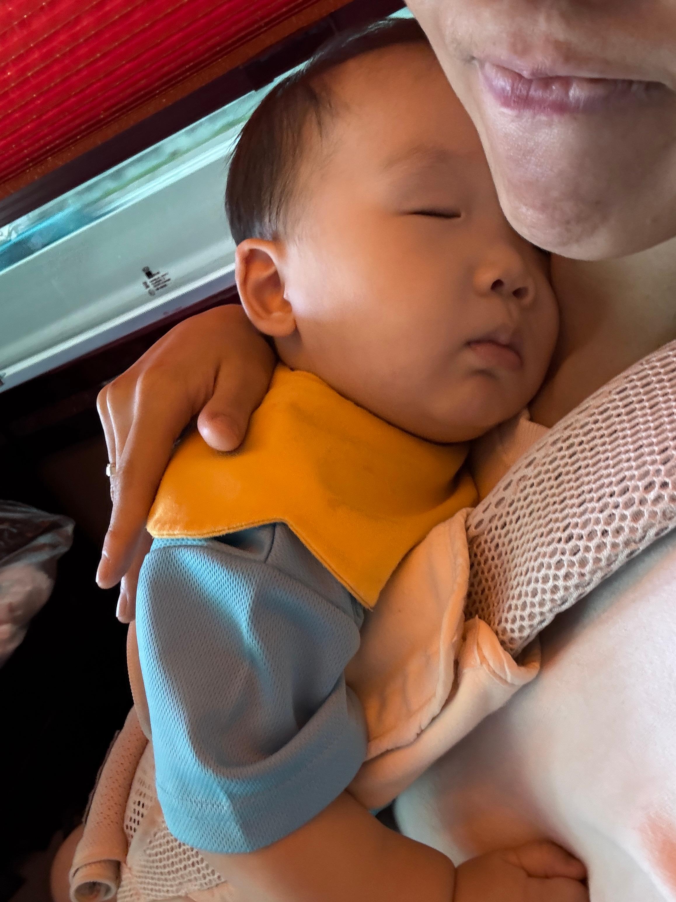 견학 후 집가는 버스 안에서 잠들어버린 11개월 아기