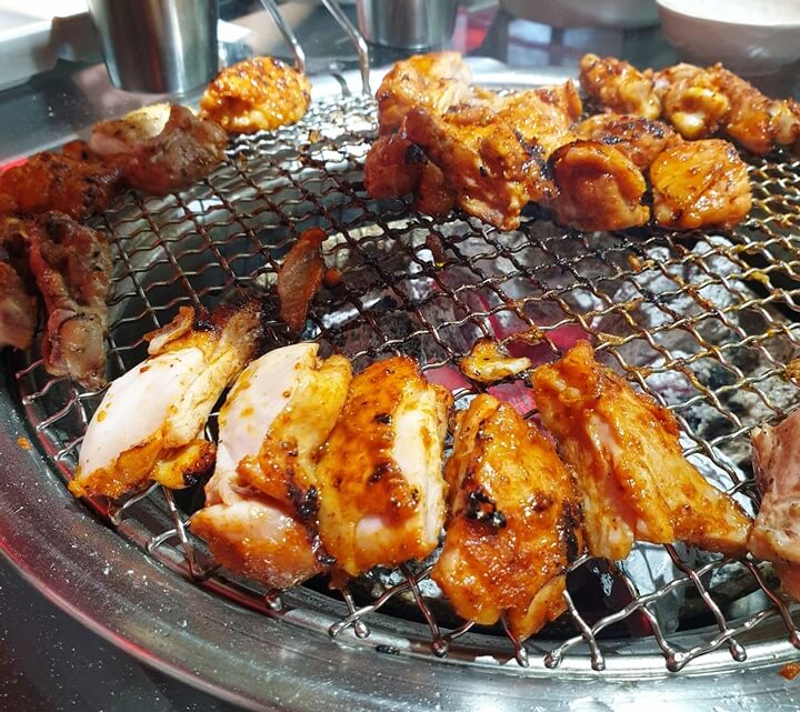 은화계-양념닭구이가-한입사이즈로-잘라져-불판에-올라가있다