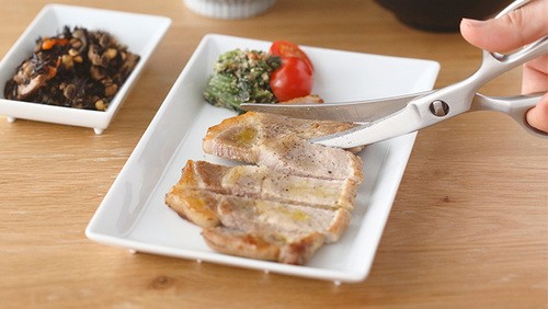 무뎌진 가위 집에서 살려내는 비법