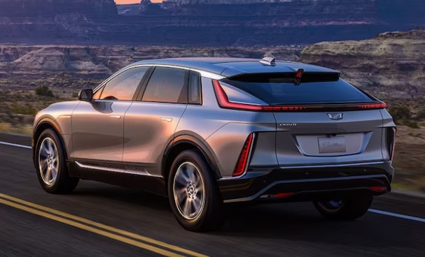 2023-캐딜락-리릭-후측면