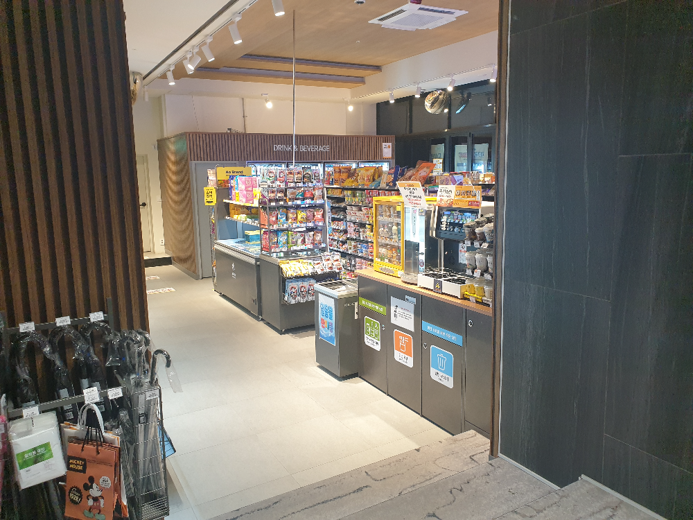 편의점은 이마트 24 생각보다 작은 규모다.