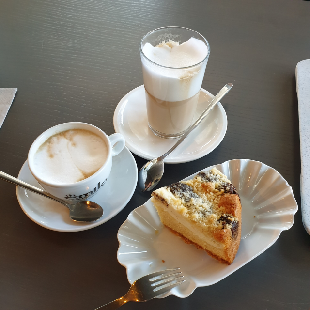 바바리안 스타일의 빵과 카푸치노, 커피 마끼야토