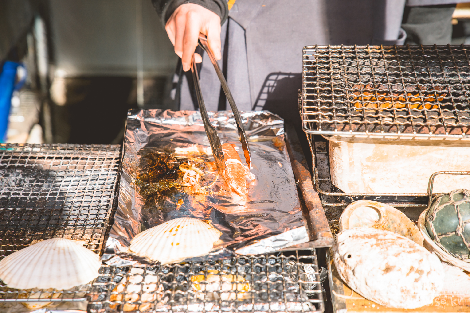 꽃게의 살을 구워서 준다.