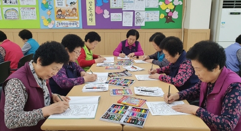 실내 프로그램 활동 중인 노인들&amp;#44; 색칠놀이&amp;#44; 한국