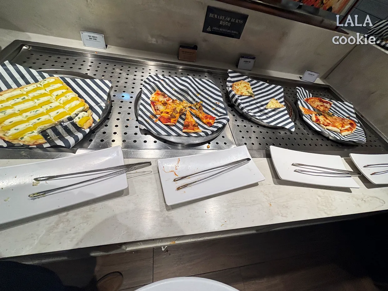 홍대-맛집-애슐리-퀸즈-피자-종류