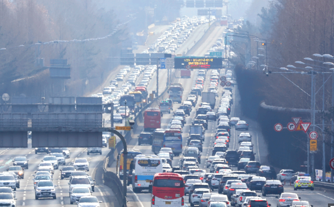 차량으로 붐비는 고속도로