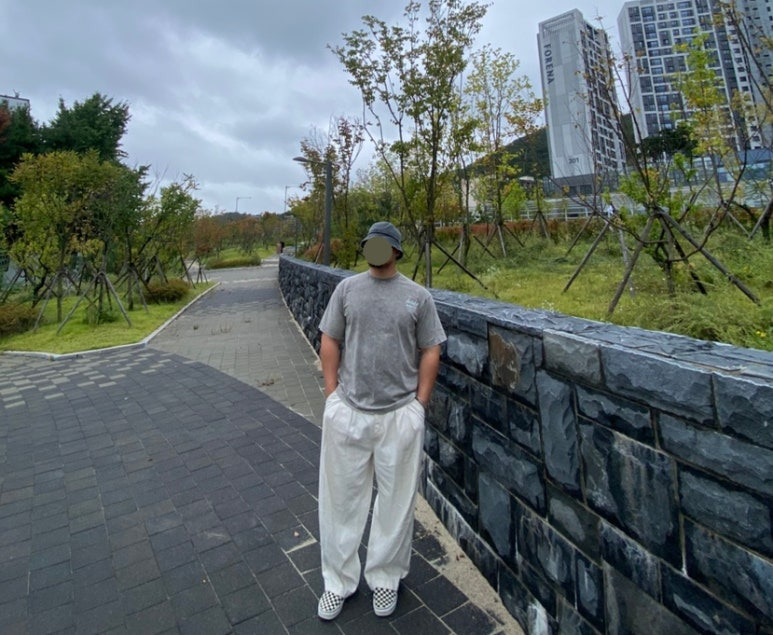 데일리룩('25. 10. 7.)루오에스펙 오버핏 워싱 라인 버킷햇, 크림소다랩 스톤워싱 피그먼트 쿼터 그레이화이트 티셔츠, 무신사스탠다드 무신사 데님와이드 벌룬팬츠, 반스 체커보드