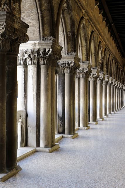 기둥, 건축의 뼈대를 넘어서: 역사와 디자인의 흐름