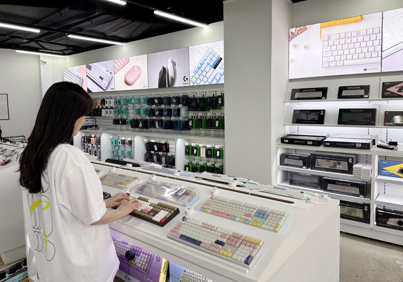 고객이 노브랜드 동대문 장안점에 들어선 타건숍에서 키보드를 둘러보고 있다.