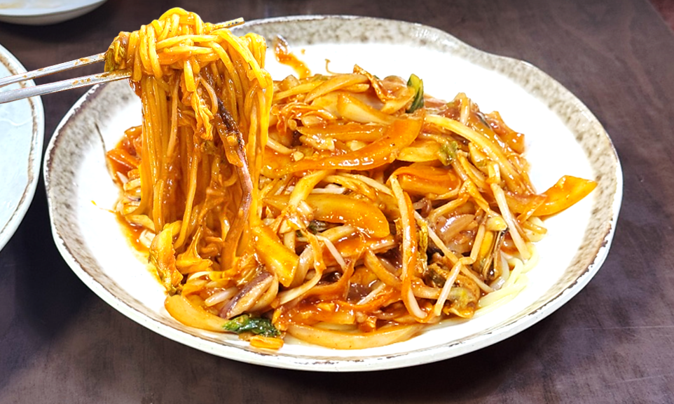 해산물이 가득 들어있는 덕성반점의 야끼우동