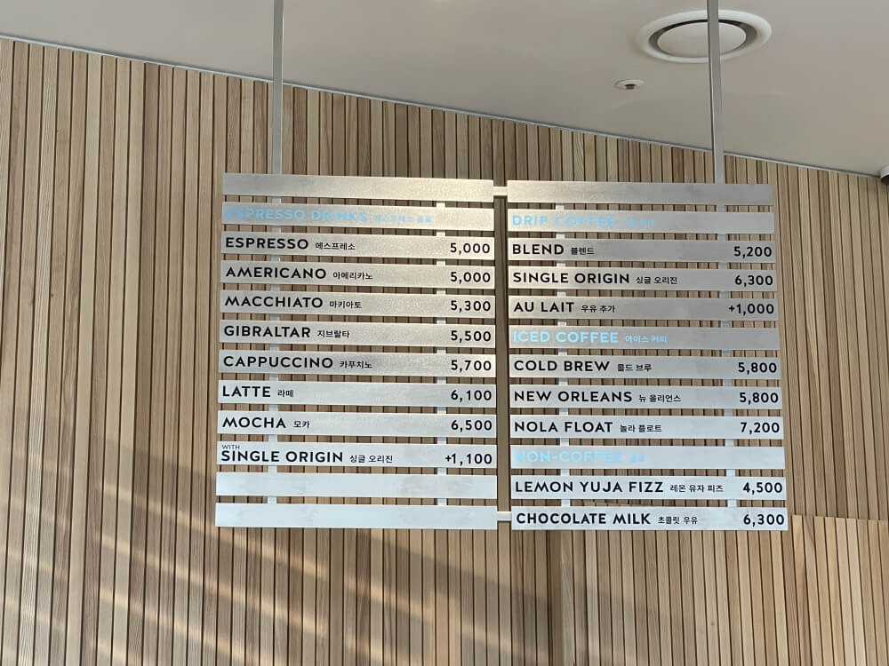 더현대서울-블루보틀-여의도점-천장에-달린-커피-메뉴판