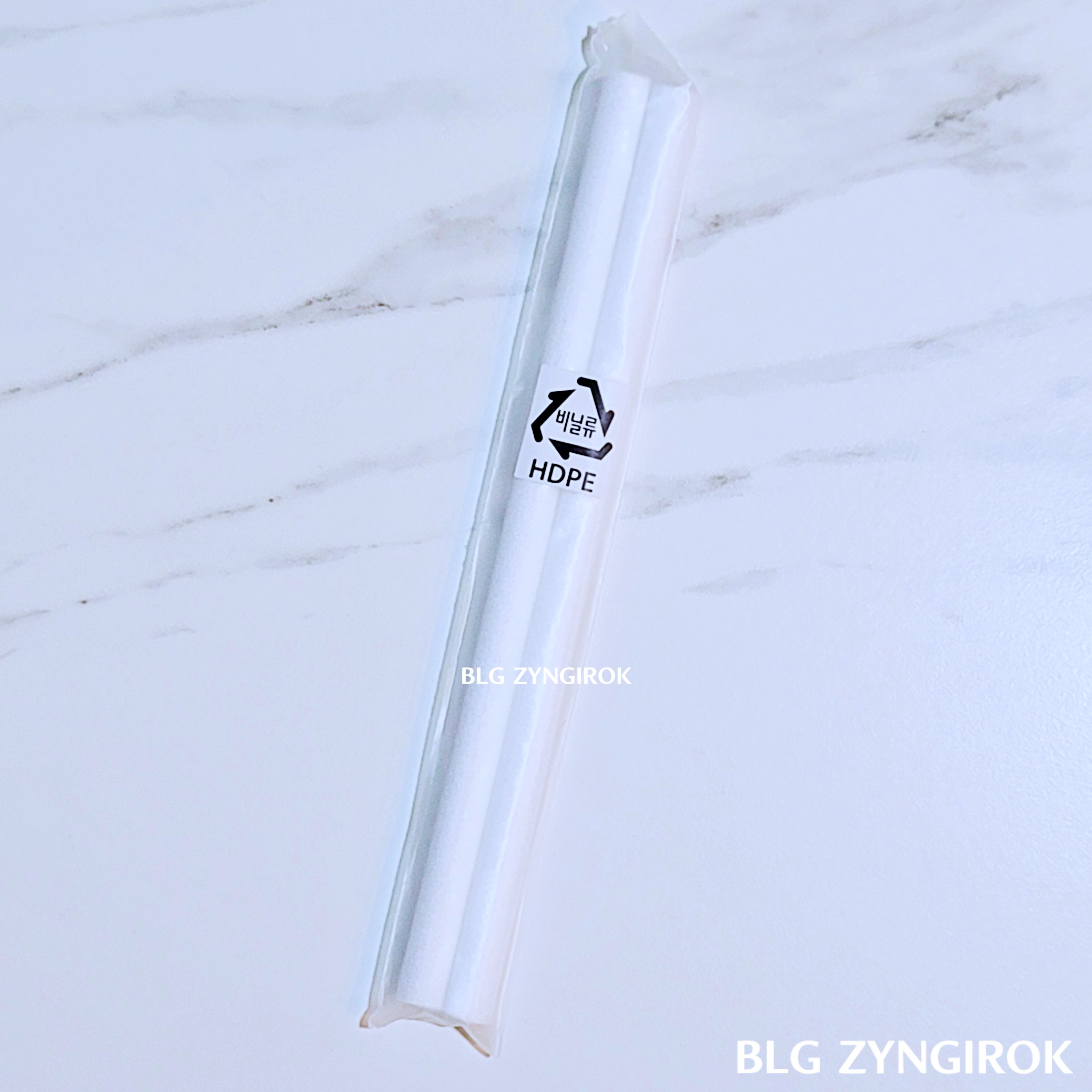 노브랜드 LED 듀얼 가습기 - 상부에 교체할 수 있는 여분 필터 1쌍 모습이다.