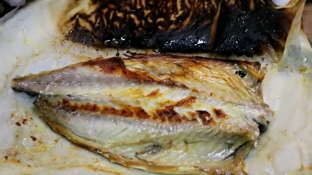 노릇하게 구워진 고등어구이 완성 모습