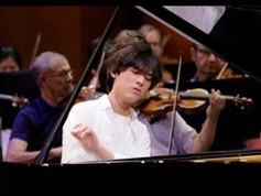 천재-피아니스트-임윤찬이-바이올린을-켜고있는-모습