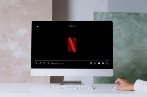 컴퓨터로 넷플릭스를 사용하고 있다