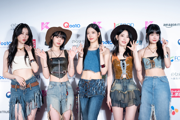 그룹 르세라핌이 지난 12일부터 14일까지 일본 마쿠하리 멧세에서 진행된 &#39;케이콘 재팬 2023(KCON JAPAN 2023)&#39;에 참석해 포즈를 취하고 있다. [사진=CJ ENM]
