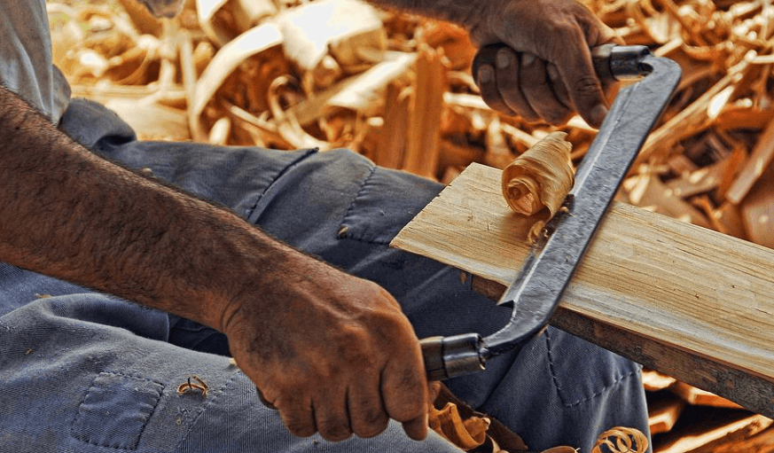 나무를 깍는 남자