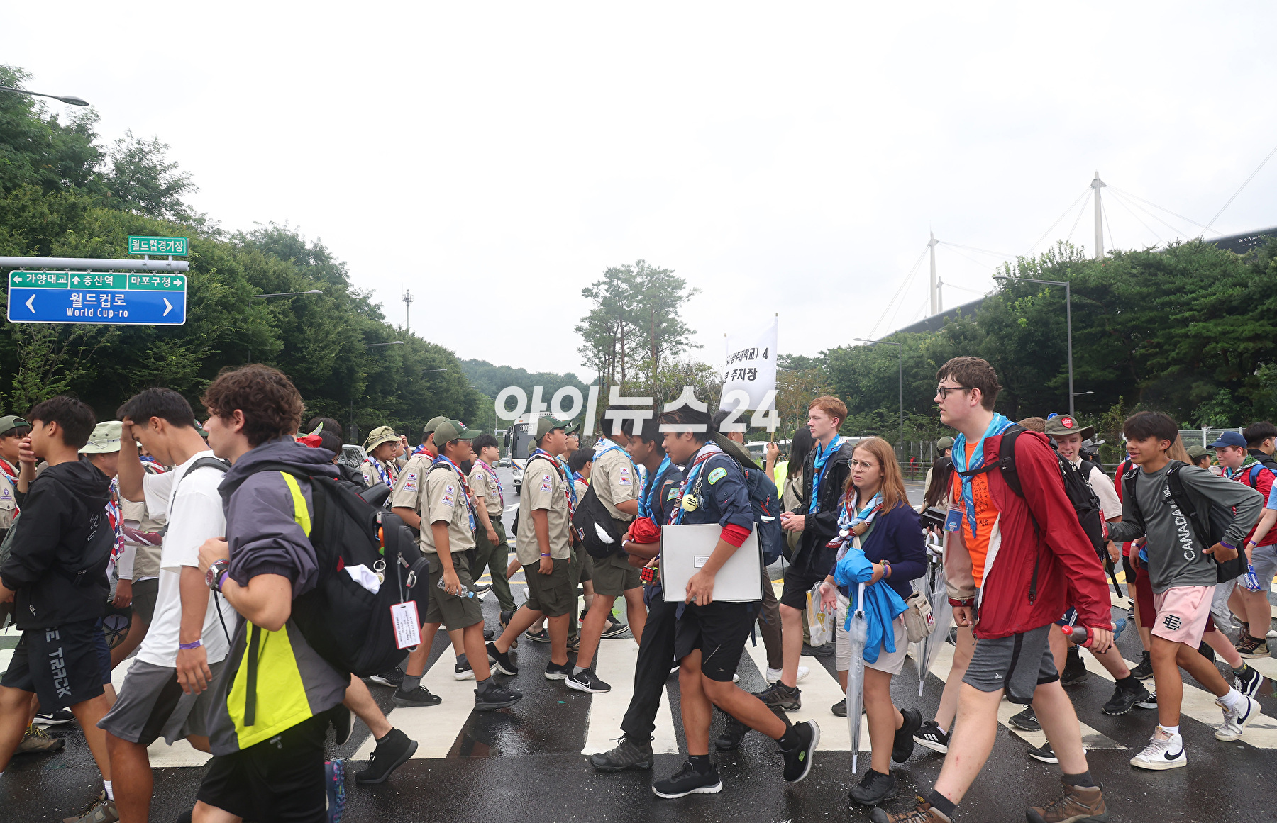 11일 오후 서울 마포구 상암동 서울월드컵경기장에 2023 새만금 세계스카우트 잼버리 폐영식에 참가하는 각국 스카우트 대원들이 도착하고 있다. [사진=사진공동취재단]