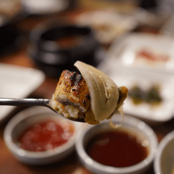 구워진-민물장어-밥과곁들임