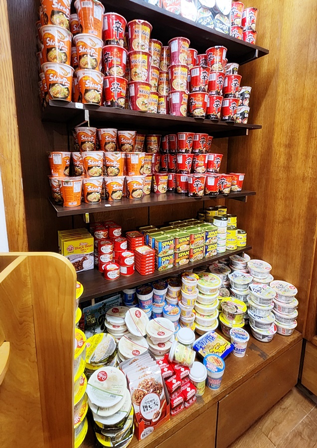 호텔 편의점에서 파는 한국컵라면과 햇반 3분카래등등