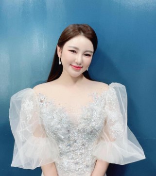 송가인-정면-보는-모습