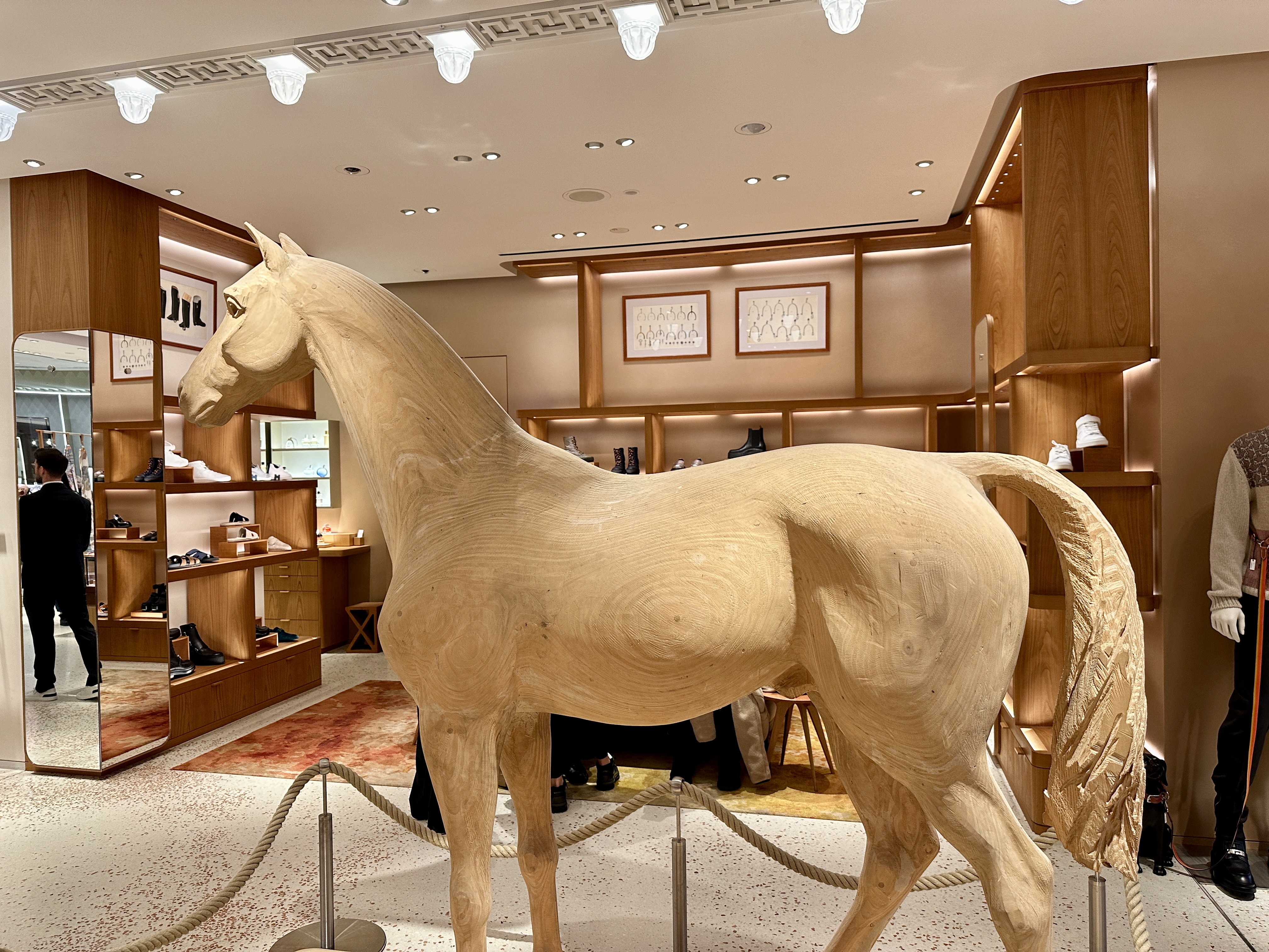 베를린 카데베 백화점 에르메스 매장 목각말