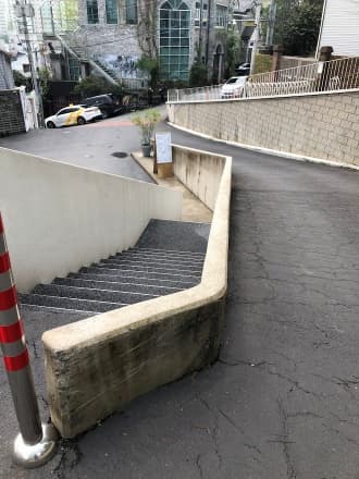 이이남 스튜디오 2층 주차장 램프와 계단