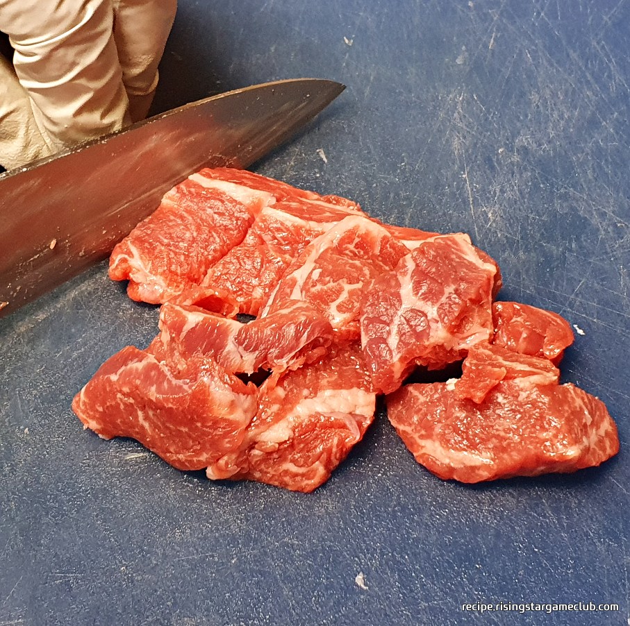 소고기 탕국에 들어갈 살치살 덩어리를 자르는 사진