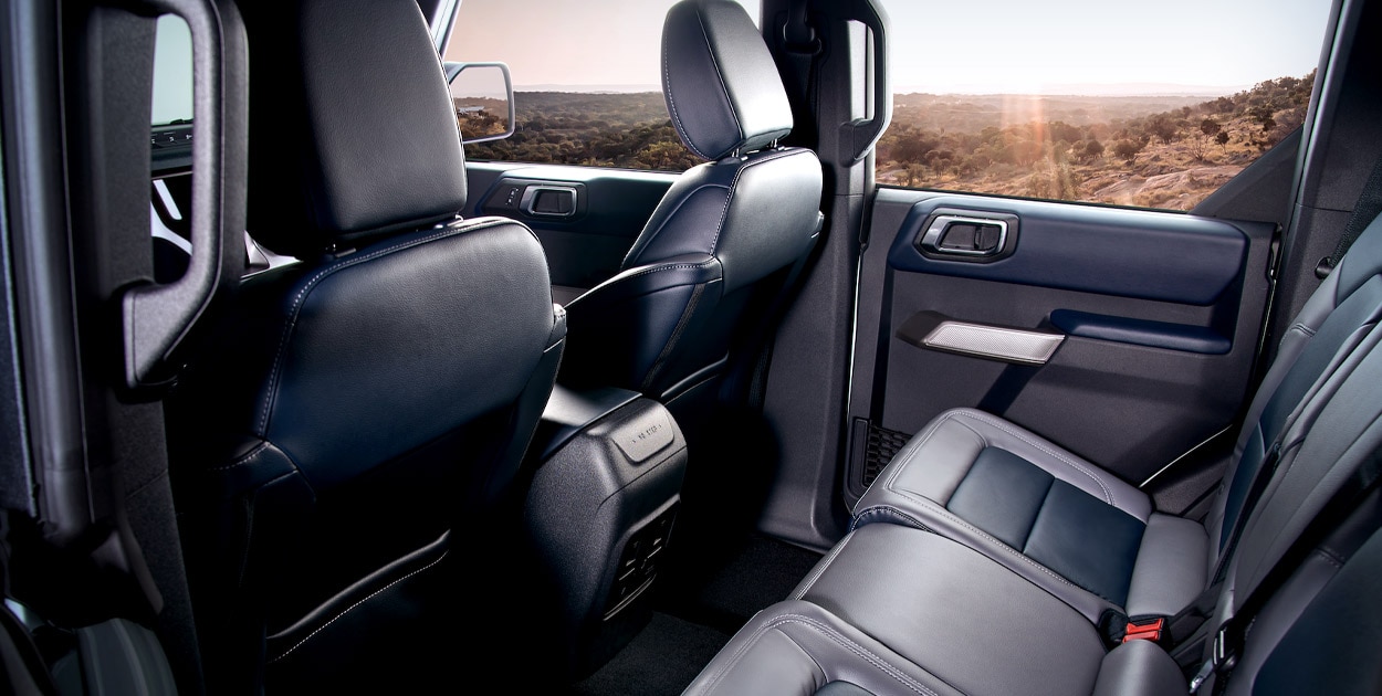 2023년형 포드 브롱코 실내 2열 사진