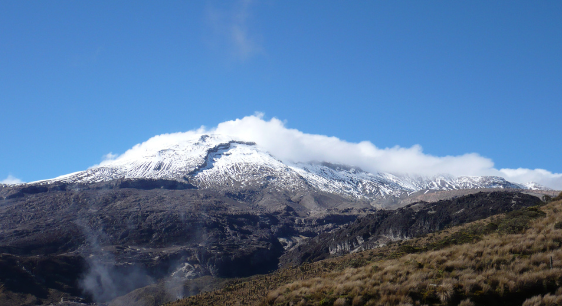 루이스 화산의 풍경을 볼 수 있는 사진