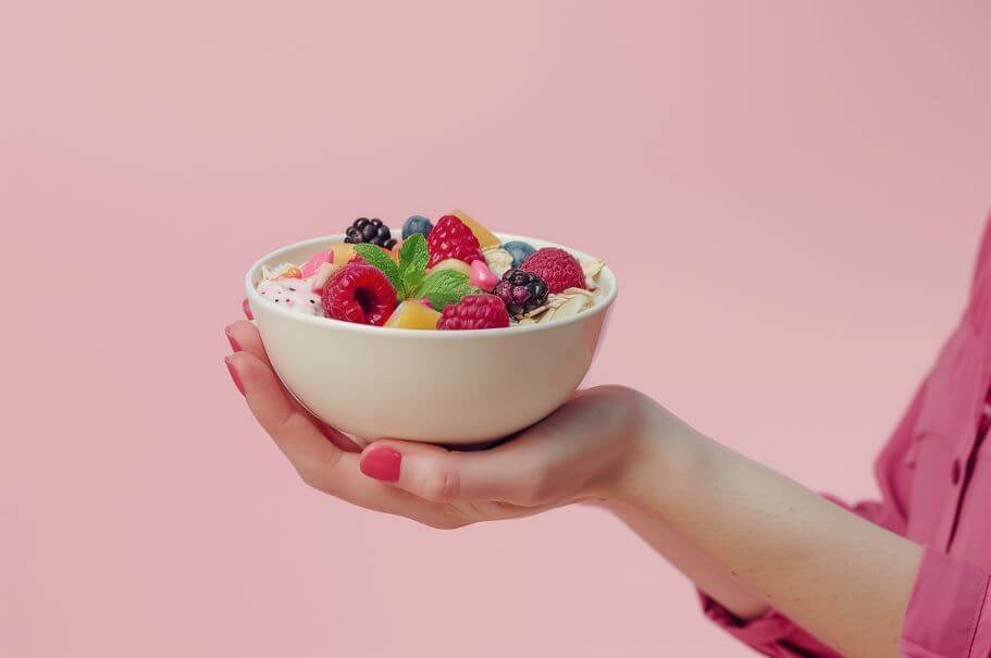 시리얼 그릇을 한손에 들고 있는 모습