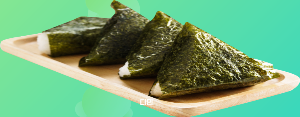 접시-위에-있는-삼각김밥-네-개