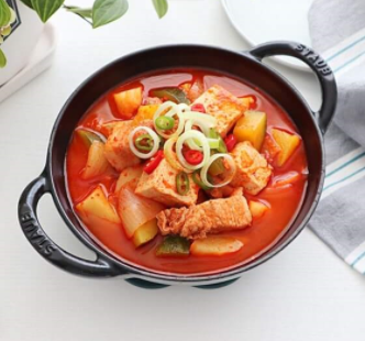 얼큰하고 짜지 않게 요리한 고추장찌개 완성모습