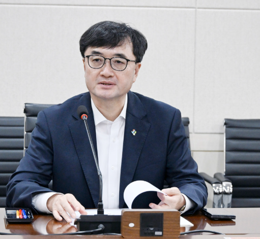 대통령비서실 행정관과 유엔대표부 1등 서기관으로 근무한 경험도 있어 국내 행정뿐 아니라 국제 업무 경험도 갖추고 있습니다.
