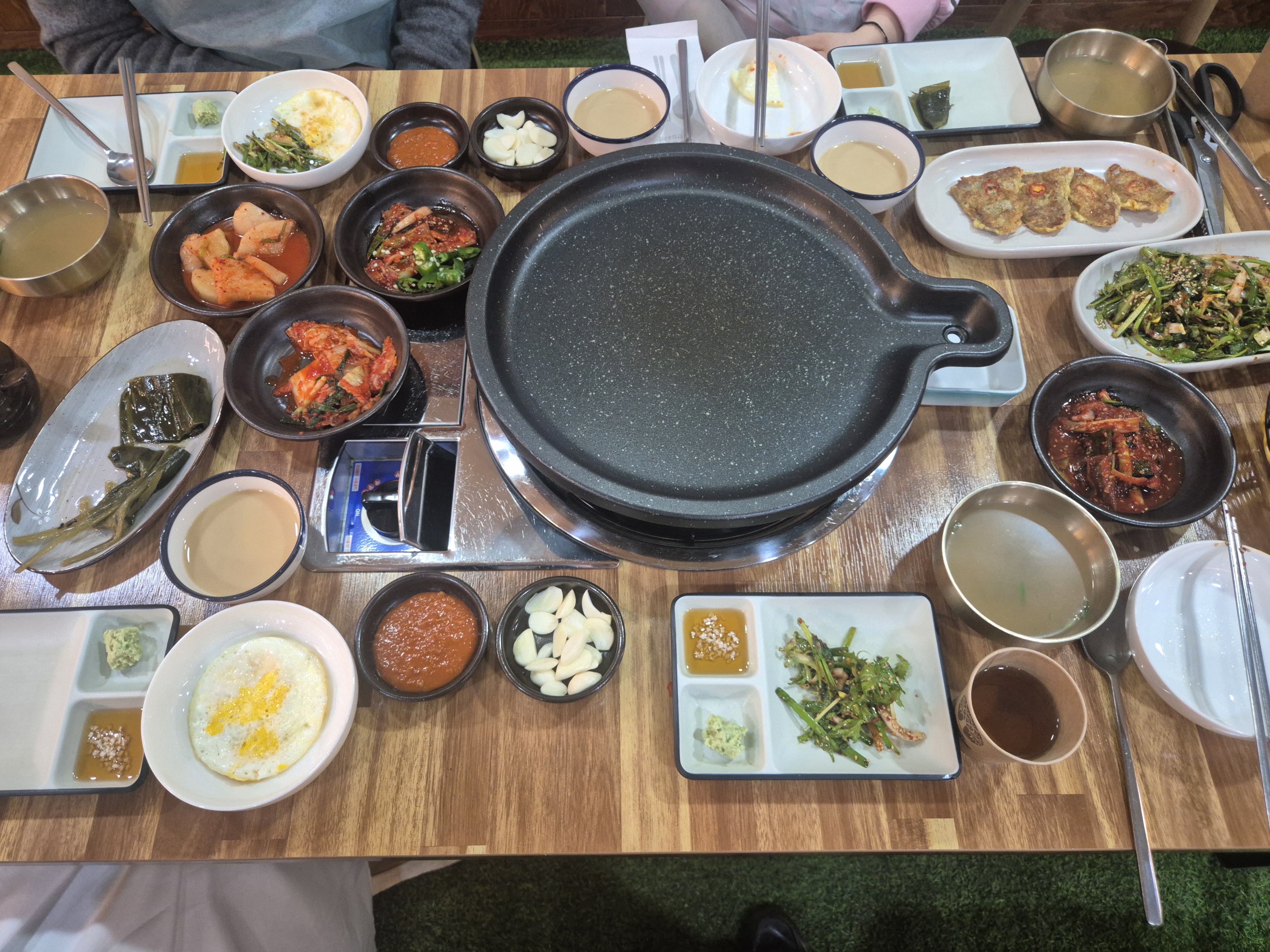 연산동 오륙회관의 기본 상차림입니다.
