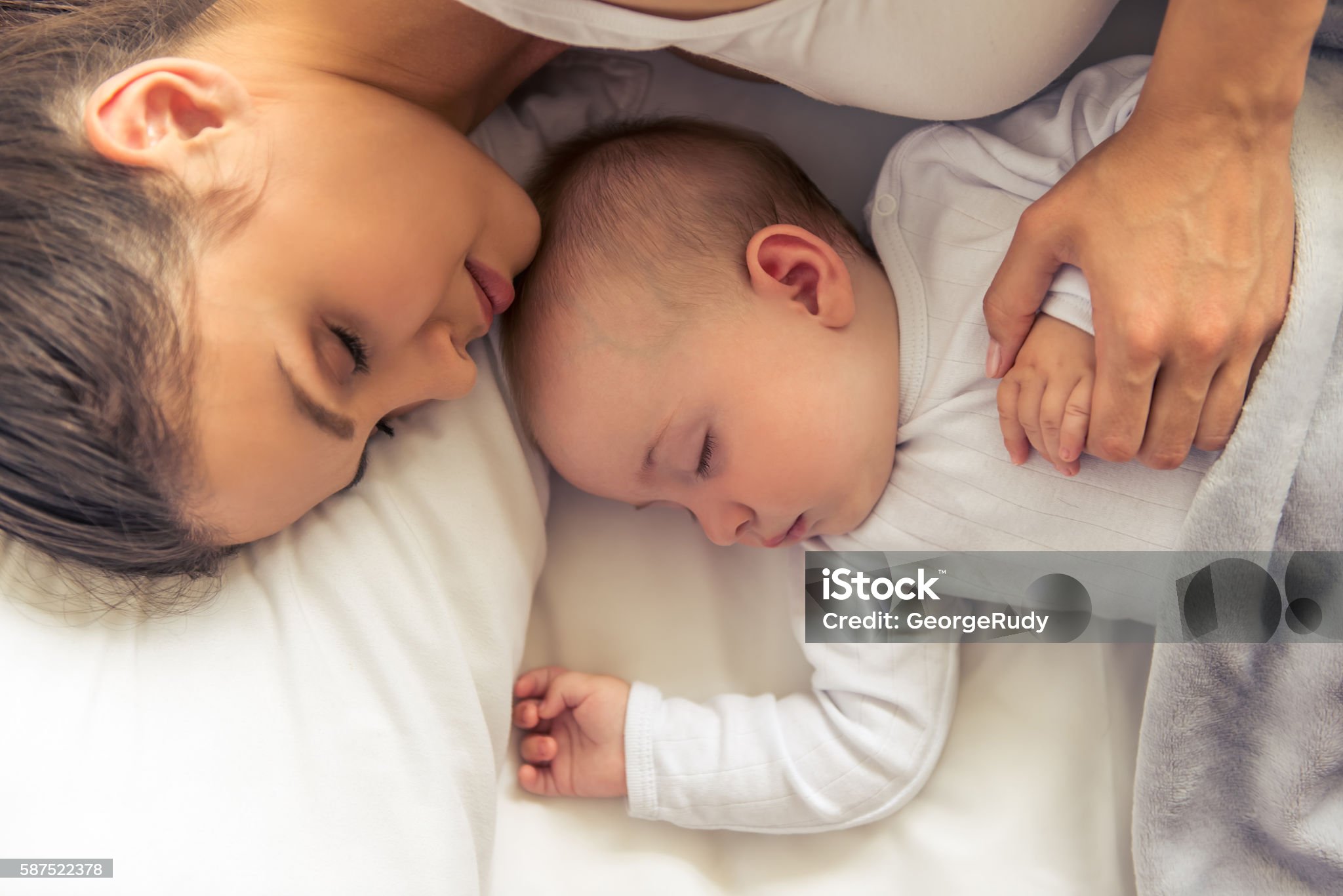 엄마와 함께 자는 아기