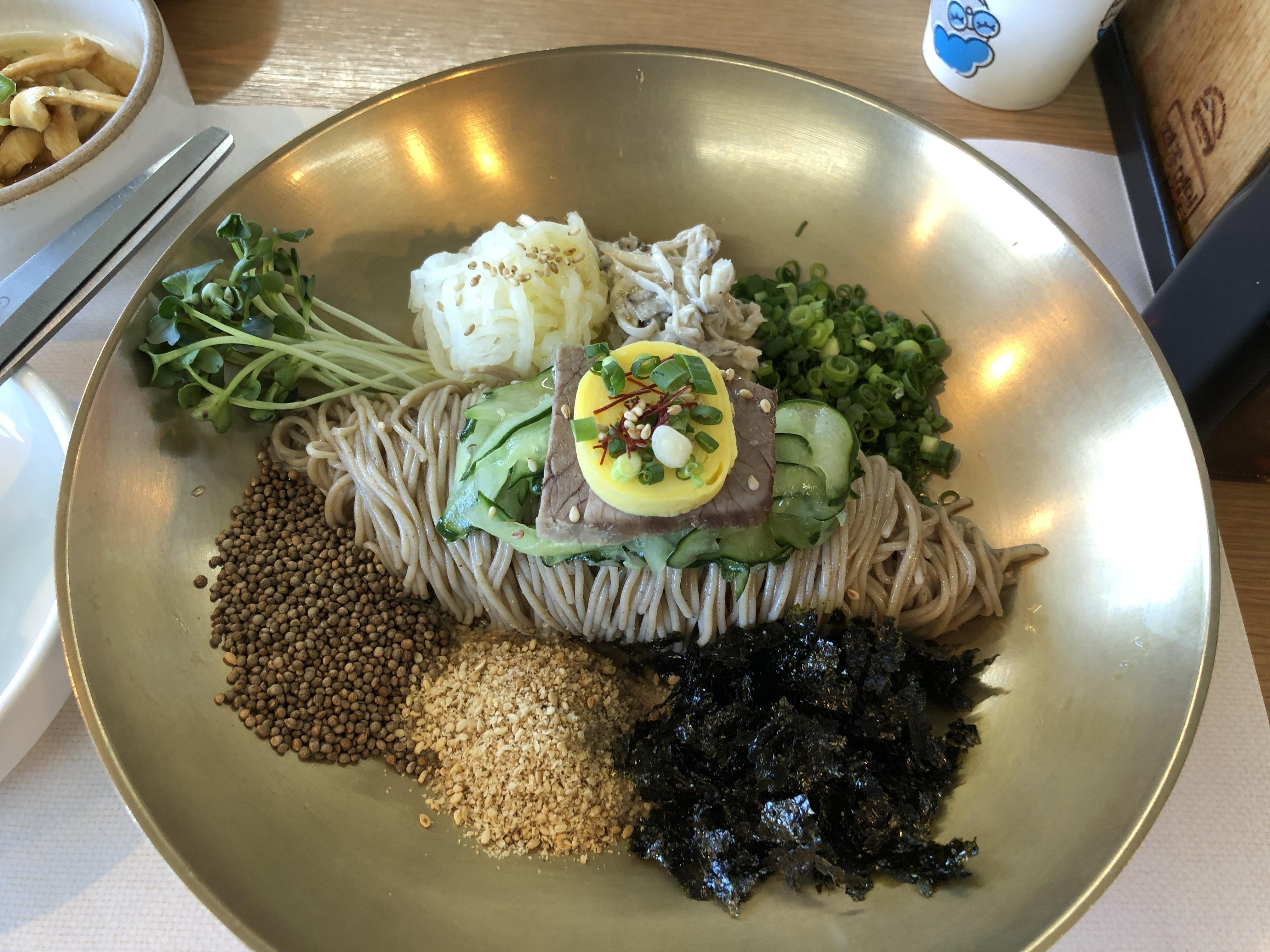 한라산아래첫마을_식당의_메밀비비작작면이_유기_그릇에_담겨있다