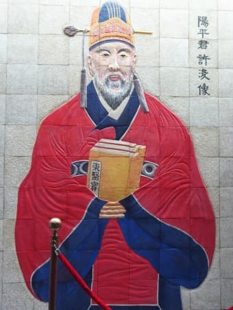 3) 한방 침 치료를 활용한 신경계 질환 임상 시험 &ndash; 서울아산병원 연구팀
✅ 연구 배경:

『동의보감』에서는 뇌 기능 저하, 중풍(뇌졸중), 신경통과 같은 질환 치료를 위해 침술(針術)과 한약 처방을 함께 사용할 것을 강조하고 있습니다.
특히 &lsquo;중풍(中風)&rsquo; 치료에 대해 &lsquo;뇌 혈류를 원활하게 하고, 기혈(氣血)을 조절하는 것이 중요하다&rsquo;고 설명하고 있습니다.
이에 따라 현대 연구에서는 침술이 신경계 질환(뇌졸중, 치매, 파킨슨병 등)에 미치는 영향을 연구하고 있습니다.
✅ 임상 시험 과정:

서울아산병원 신경과 및 한방병원 공동 연구팀이 뇌졸중 후유증(사지 마비, 언어 장애) 환자 300명을 대상으로 임상 연구를 진행.
일반 재활 치료군과 한방 침 치료 병행 그룹을 비교하여 신경 회복 속도 및 기능 회복률을 분석.
✅ 결과:

침 치료 병행 그룹에서 신경 기능 회복 속도가 20% 이상 향상됨.
혈류 개선 및 뇌 신경 재생 지표(NGF, BDNF) 수치가 대조군보다 높게 나타남.
연구 결과가 국제 신경과학 저널(《Neuroscience Letters》)에 발표되며, 한방 침 치료가 신경계 질환 회복에 도움을 줄 가능성이 확인됨.
4) 『동의보감』을 기반으로 한 항암 치료 연구 &ndash; 차의과학대학교&middot;미국 NIH 공동 연구팀
✅ 연구 배경:

『동의보감』에서는 암(惡瘤, 종양)의 치료법으로 "몸속 독소를 배출하고, 기혈 순환을 원활하게 하여 자연 치유력을 높이는 것이 중요하다"고 기술.
최근 연구에서는 전통 한약재를 활용한 천연 항암제 개발이 활발히 진행되고 있습니다.
✅ 임상 시험 과정:

차의과학대학교&middot;미국 국립보건원(NIH) 공동 연구팀이 『동의보감』에 기록된 한약재를 활용한 항암 치료 연구 진행.
백금 기반 항암제(예: 시스플라틴)와 한방 처방(황금(黃芩), 반하(半夏), 대황(大黃))을 병행 투여하여 항암 효과 분석.
✅ 결과:

한방 병행 치료 그룹에서 암세포 성장 억제율이 30% 이상 증가.
항암제 부작용(구토, 피로감, 신장 독성) 감소 효과 확인.
연구 결과가 국제 암 연구 학술지 《Cancer Research》에 게재되며, 한방 항암 치료의 가능성이 국제적으로 주목받음.
5) 『동의보감』과 정신 건강 치료 &ndash; 한방 심리치료 임상 연구
✅ 연구 배경:

『동의보감』에서는 **"몸과 마음은 하나이며, 정신이 불안하면 병이 생긴다."**고 기록하고 있습니다.
최근 연구에서는 한방 심리치료(명상, 호흡법, 한약 치료 등)가 우울증과 불면증 치료에 효과가 있는지 연구하고 있습니다.
✅ 임상 시험 과정:

국내 국립 한방병원 연구팀이 우울증 환자 300명을 대상으로 한방 심리치료(침술+한약 치료)를 적용하는 실험을 진행.
한약 치료(&lsquo;온담탕(溫膽湯)&rsquo; 처방)와 명상&middot;호흡법을 병행하며 실험군과 대조군 비교.
✅ 결과:

실험군에서 우울감 지수(BDI)가 평균 40% 감소, 불면증 개선 효과도 확인됨.
한방 심리 치료가 서양의약품(항우울제)과 병행할 경우 더 효과적임이 검증됨.
연구 결과를 《Frontiers in Psychiatry》 저널에 발표하며, 전통 의학과 정신 건강 치료 융합 연구가 활성화됨.
『동의보감』의 글로벌 의료 산업 적용 사례
1) 한방 화장품 산업 &ndash; 『동의보감』 기반 천연 화장품 연구
『동의보감』에 기록된 백삼(白蔘), 당귀(當歸), 녹용(鹿茸) 등의 성분이 피부 보습, 주름 개선 효과가 있음이 밝혀짐.
이를 활용하여 한방 화장품 브랜드(예: 설화수, 한율, 더 히스토리 오브 후 등)가 글로벌 시장에서 성장.
천연 한방 스킨케어 제품이 미국, 유럽, 일본 시장에서도 주목받으며, 한방 화장품 산업이 연간 10조 원 규모로 성장.
2) 한방 건강기능식품 및 웰니스 산업 확산
『동의보감』에 기록된 녹용(鹿茸), 홍삼(紅蔘), 황기(黃芪) 등의 보양 성분이 과학적으로 입증됨.
이에 따라 한방 건강기능식품(예: 홍삼 제품, 한방 차, 발효 한약 등)이 글로벌 웰니스 산업에서 큰 비중을 차지.
특히 미국, 유럽에서 &lsquo;동양 전통 의학&rsquo;에 대한 관심이 증가하면서 한방 건강식품 수출 증가.
3) 한방 병원 및 글로벌 한의학 연구소 설립
중국&middot;한국&middot;일본의 한방 연구소들이 『동의보감』을 활용한 국제 공동 연구 진행.
미국 하버드 의대, 영국 옥스퍼드 대학 등에서도 한방 의학 연구소를 운영하며 전통 의학과 현대 의학 융합 연구 진행.
세계보건기구(WHO)가 한의학을 정식 의료 체계로 인정하며, 한방 의료 서비스가 전 세계적으로 확대.
결론: 『동의보감』, 미래 의료의 새로운 가능성을 열다
『동의보감』은 단순한 전통 의학서가 아니라,
현대 의학에서도 활용될 수 있는 과학적 가치와 의학적 철학을 담고 있는 위대한 저서입니다.

오늘날에도 『동의보감』은 한약재 연구, 면역 치료, 정신 건강 관리, 예방 의학 등 다양한 분야에서 활용되고 있으며,
전통 의학과 현대 의학의 융합을 통해 새로운 의료 기술이 발전하는 데 기여하고 있습니다.

"과거의 지혜가 미래를 밝힌다." &ndash; 『동의보감』의 현대적 의미