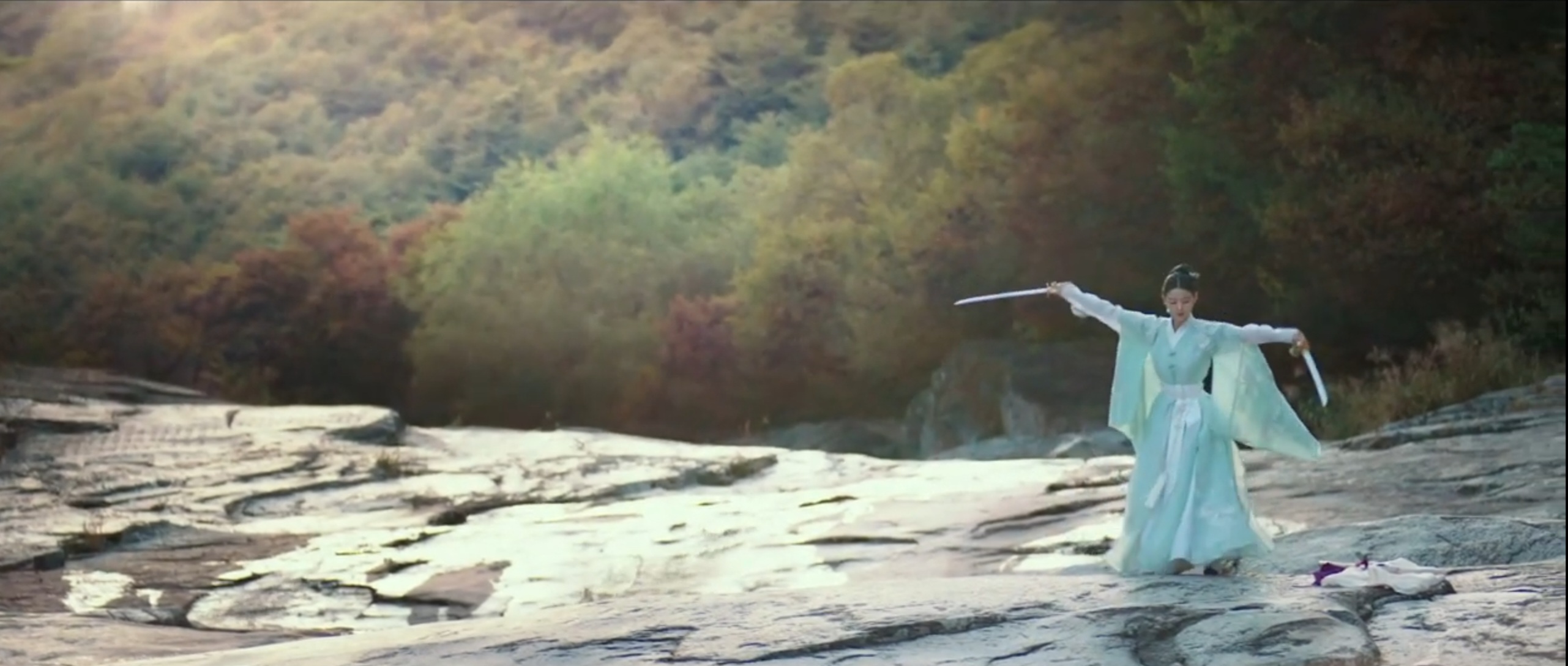 베틀바위에서 칼춤 추는 배우