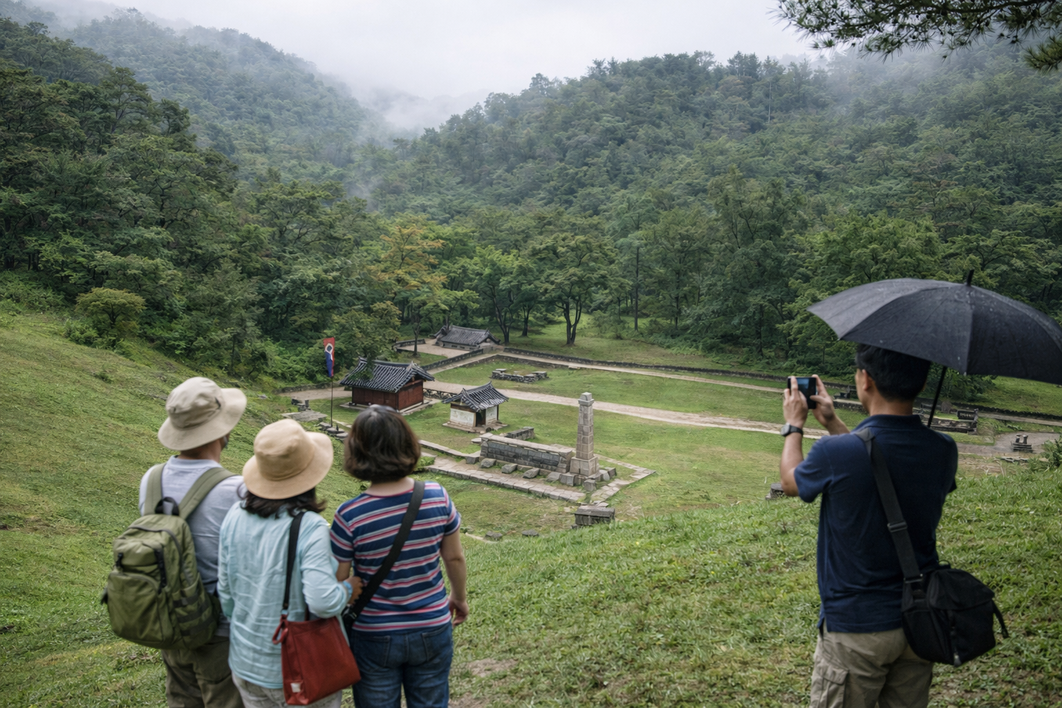비가-오는-날-관광객들이-단종묘를 둘러보고-있는-사진