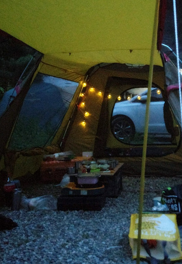 예전 캠핑갔을떼 텐트에 장식된 전구장식