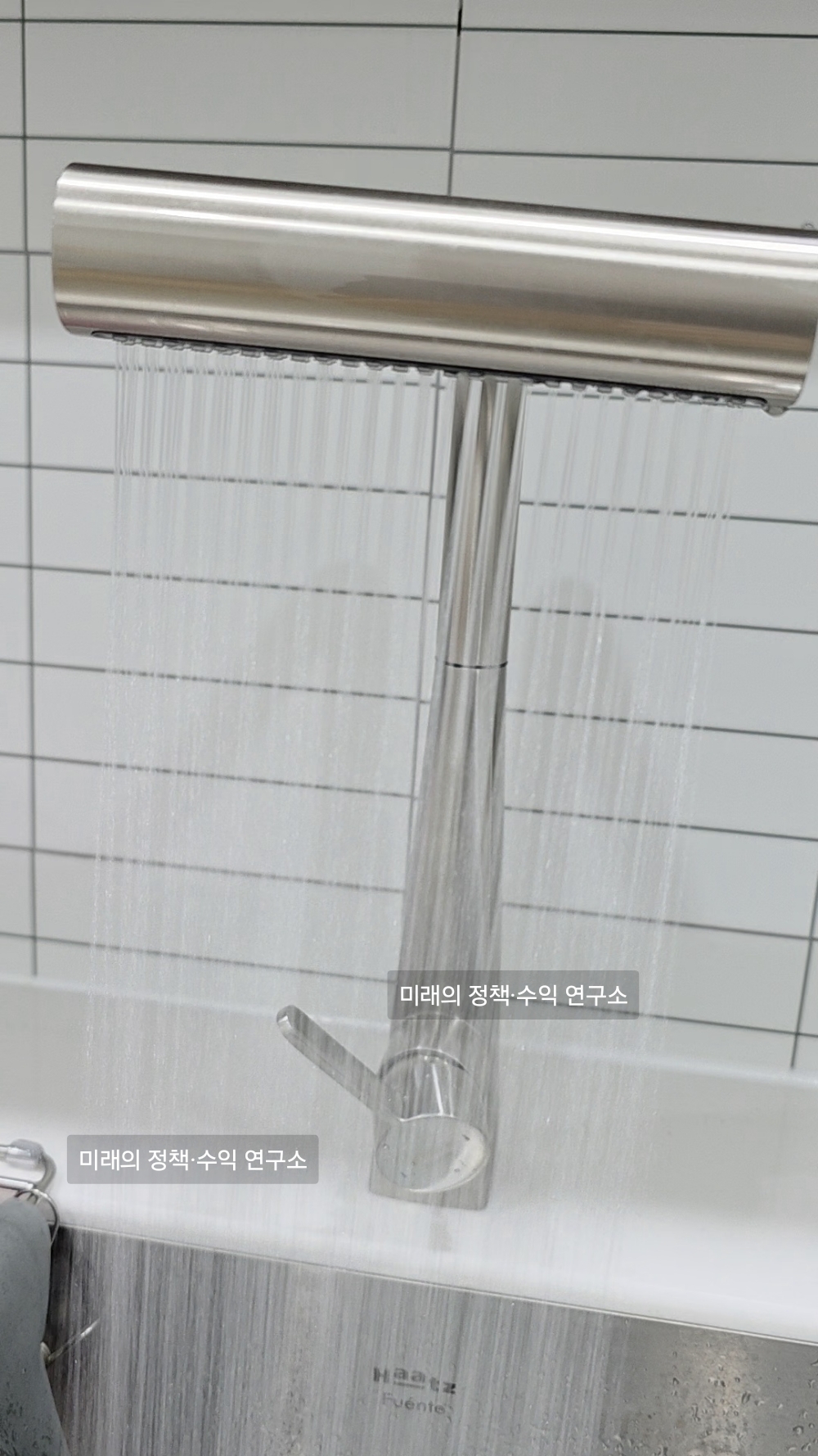 하츠 수전 와이드 폭포수 모드로 시원하게 물이 쏟아지는 장면