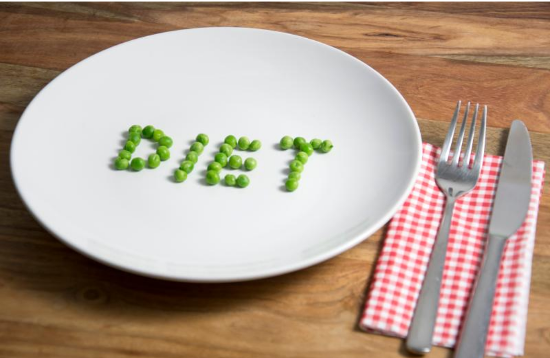 접시 위에 완두콩으로 다이어트라는 글자를 만들었다.