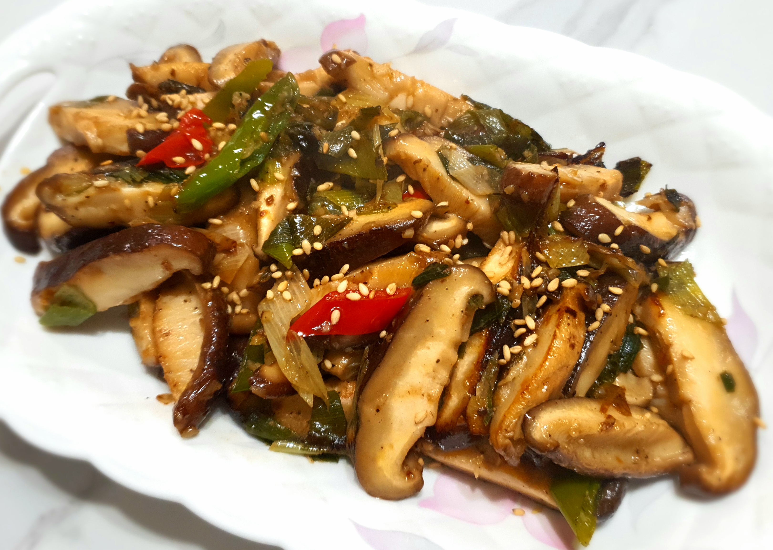 표고버섯을-맛있게-볶았어요.