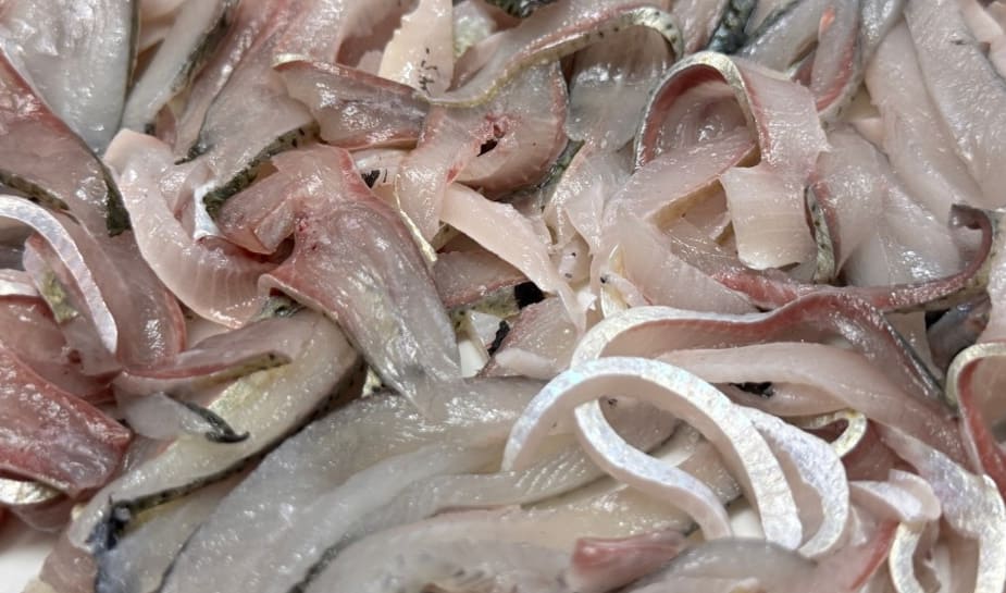 손질되어 있는 전어가 놓여 있다