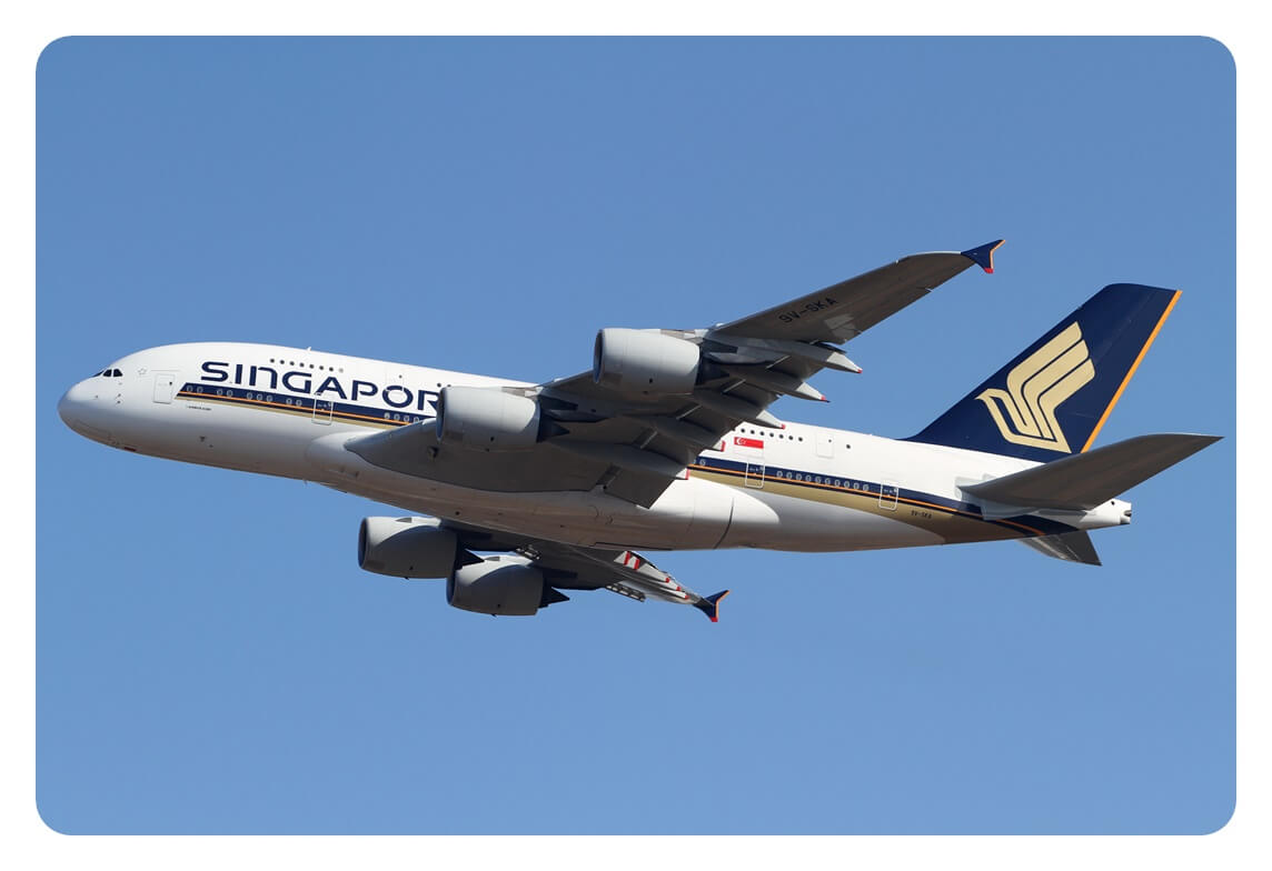 싱가포르항공 Singapore Airlines의 A380-800 여객기가 비행을 하고 있는 모습을 찍은 사진