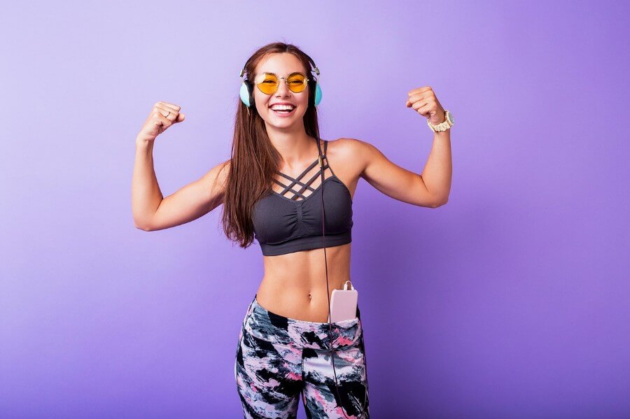 건강한 여성이 웃으면서 정면을 바라보는 모습