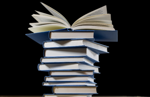 무거운 책으로 주름 눌러줘서 구겨진 옷 피는 법