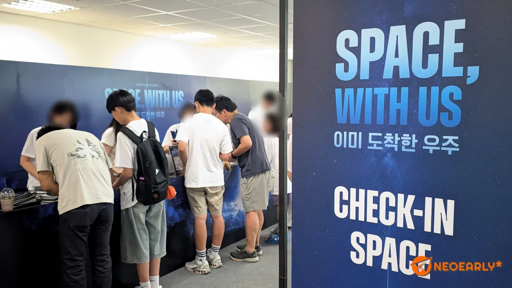 이미 도착한 우주로 향하기 위해 체크인부터 꼼꼼히 진행하시더군요.
