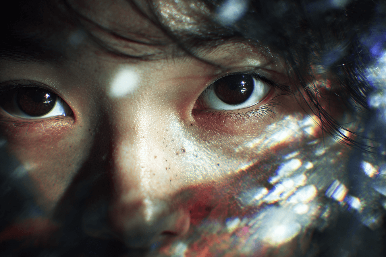 심각한-표정의-여성-클로즈업-이미지